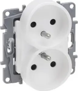 Двойная розетка Legrand Niloe Selection 2P+E с защитными шторками и винтовыми зажимами, жемчужный цвет