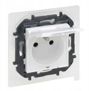 Розетка Legrand Niloe Step 2P+E IP44, винтовые зажимы, белый цвет