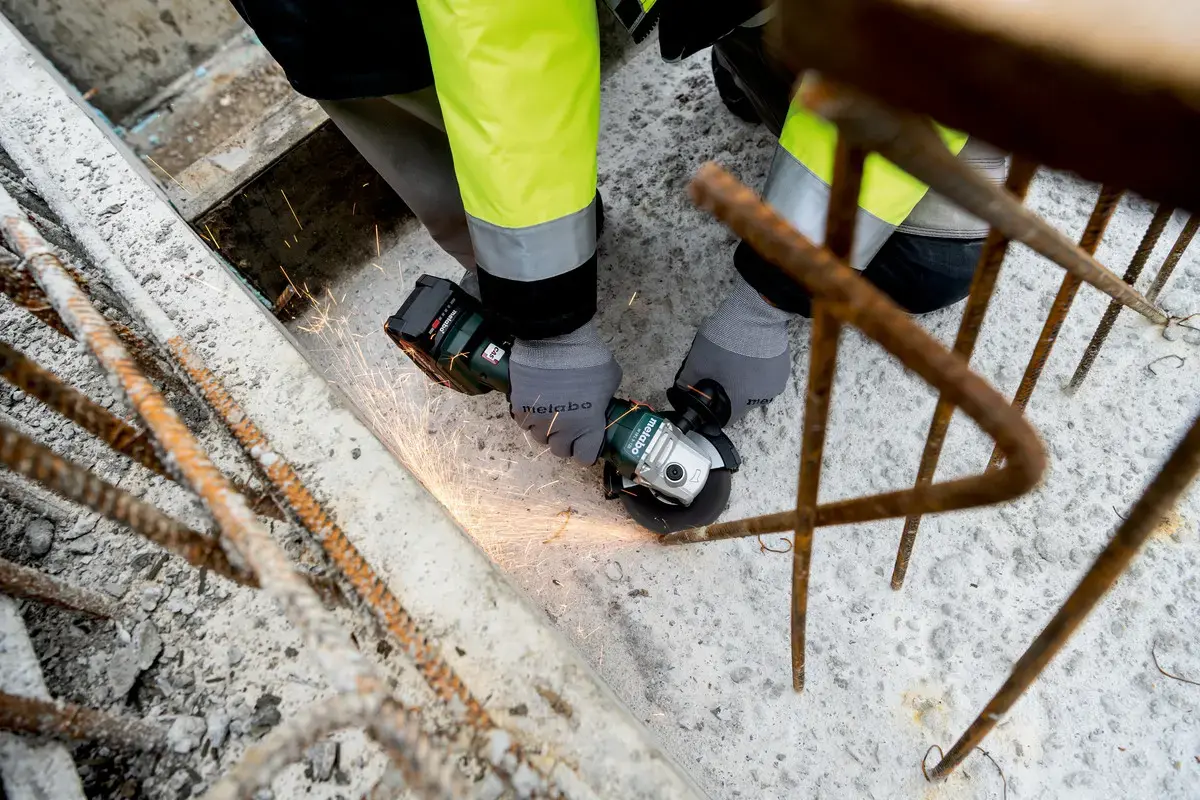 Аккумуляторная угловая шлифмашина Metabo W 18 L 9-125 Photo 6