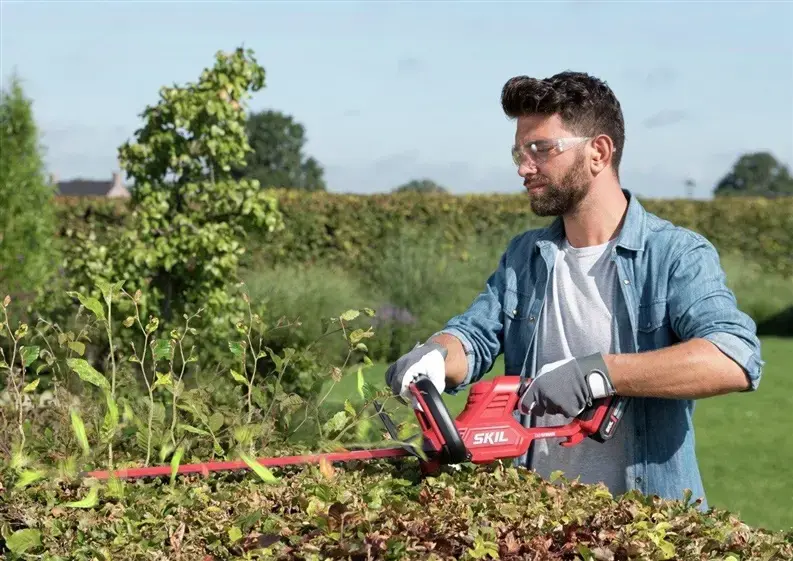 Skil Red GH1E0440CA Cordless Hedge Cutter Photo 2