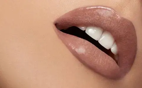 Губная помада Pupa Miss Pupa Ultra Brilliant Lipstick 110 Nude Vibes Photo 2