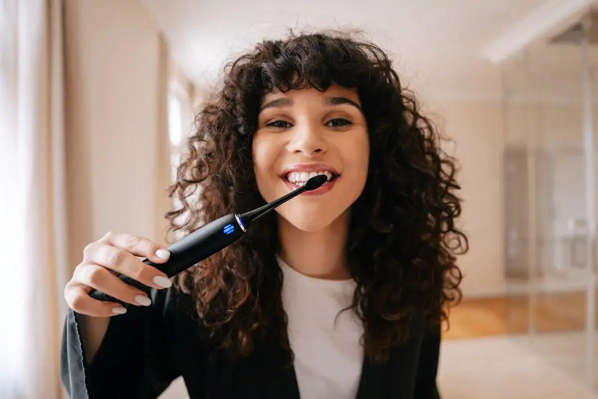 Звуковая зубная щетка TrueLife SonicBrush Clean70 UV Photo 2