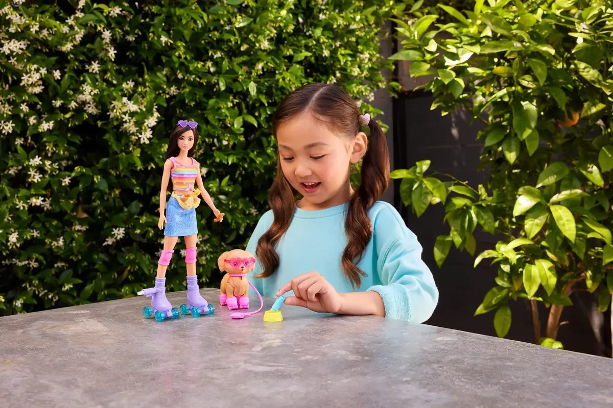 Mattel Barbie Pets Skate and Run Brunette Doll Photo 2