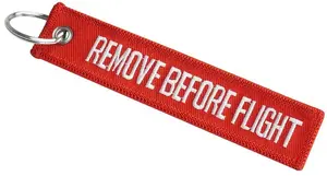 Upominkarnia Mil-Tec Remove Before Flight atslēgu piekariņš sarkans