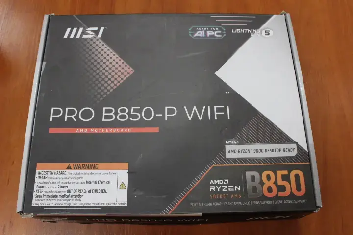 MSI MAG X670E TOMAHAWK WIFI Motherboard Photo 2