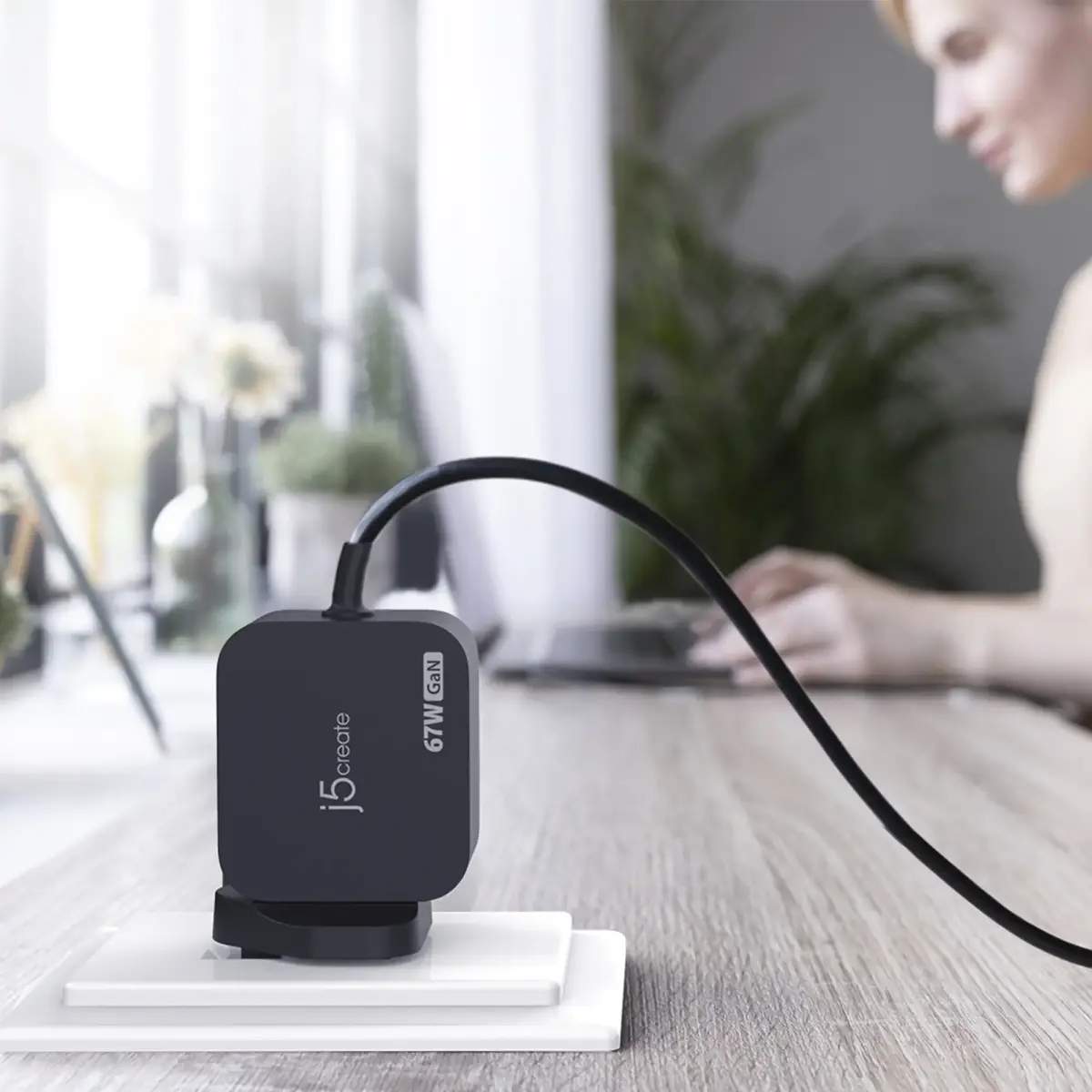 j5create JUP1565DC 67W GaN USB-C Power Adapter Photo 4