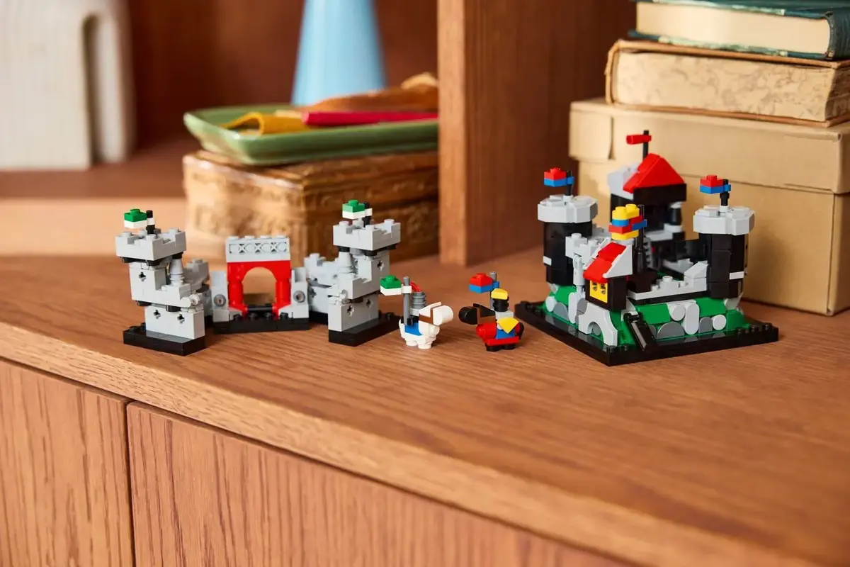 LEGO Mini Knight's Castle 40775 Set Photo 4