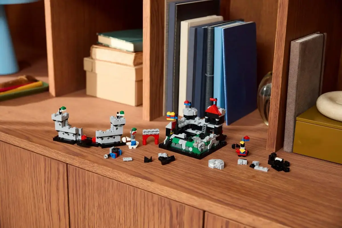 LEGO Mini Knight's Castle 40775 Set Photo 6