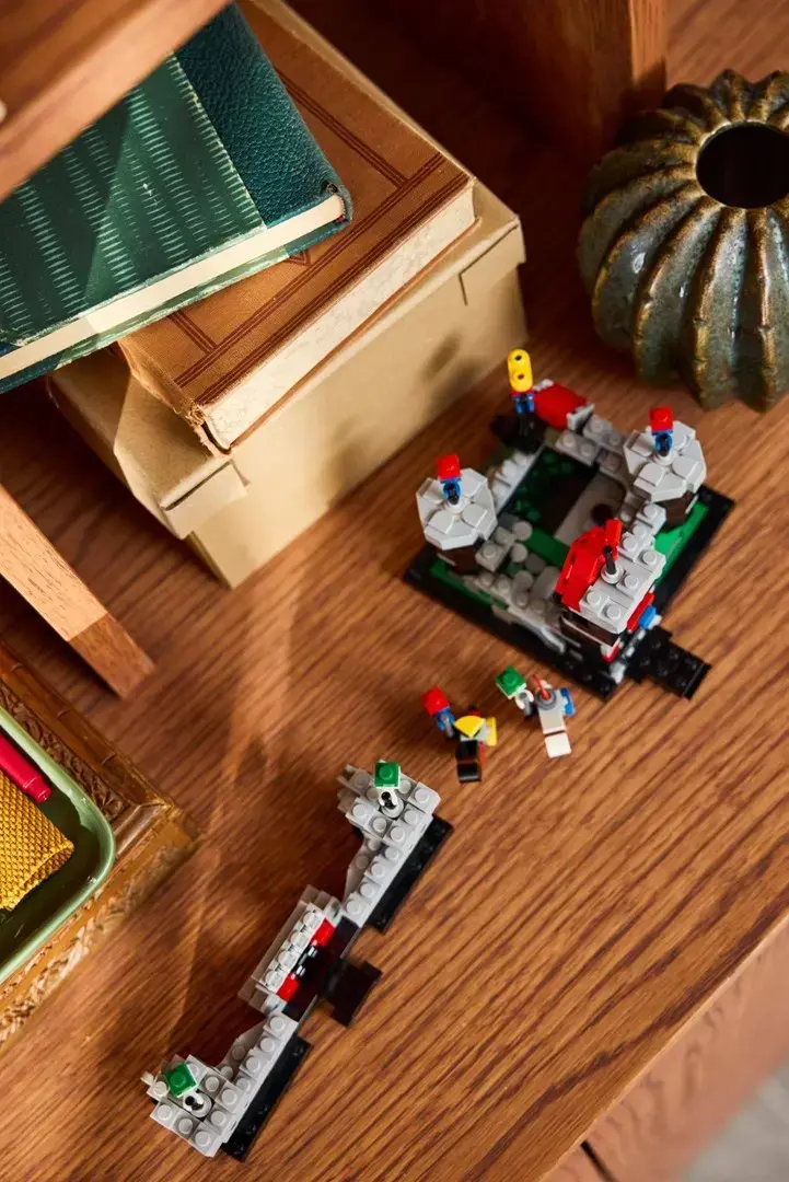 LEGO Mini Knight's Castle 40775 Set Photo 9