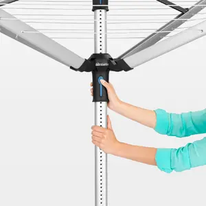 Rotējošs veļas žāvētājs Brabantia Lift-O-Matic Advanced 60m Metallic Grey ar sienas stiprinājumu veļas knaģu somu un auklu