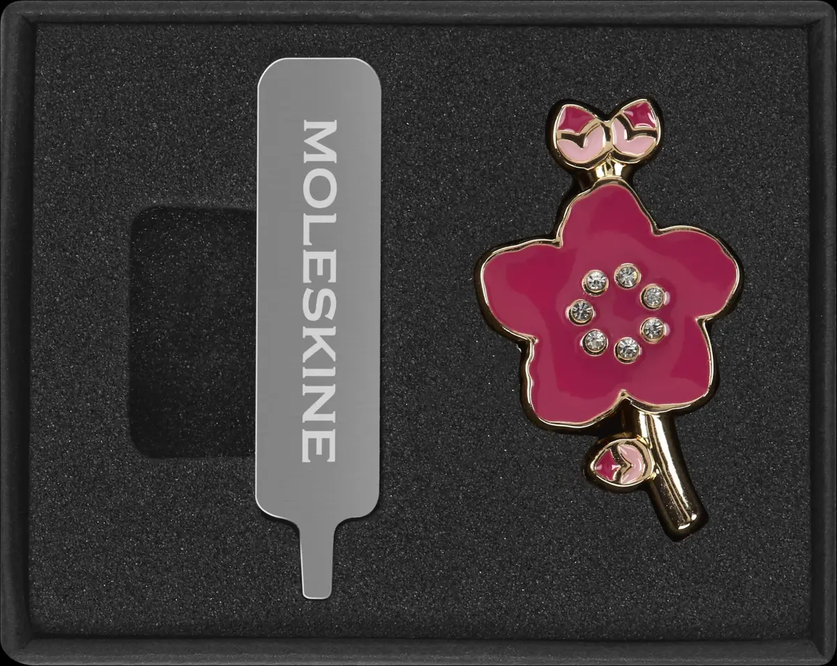 Moleskine 2026 Sakura un Crystal nozīmīte