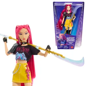 Mattel KPop Demon Hunters HUNTR/X Mira modes lelle ar noņemamu apģērbu un tematiskiem filmu aksesuāriem
