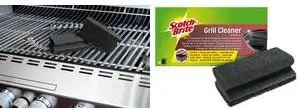 Scotch-Brite GNS1N BBQ grila tīrītājs melnā krāsā ar īpaši jaudīgu neaustu šķiedru un nagu aizsargājošu rokturi