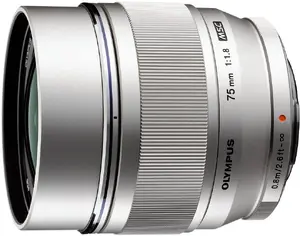 OM System M.Zuiko Digital ED 75mm f/1.8 sudraba kameras objektīvs ar gaišu apertūru un klusu autofokusu