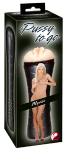 Pussy to Go masturbators no You2Toys ar reālistisku ieejas atveri, iekšējiem izciļņiem un 20.5 cm ievadīšanas dziļumu no TPR un ABS