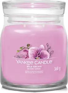 Ароматическая свеча Yankee Candle Wild Orchid в кругом стеклянном подсвечнике с нотами амбры, банана, бергамота, гибискуса, жасмина, мандарина, мускуса, орхидеи, пальмового листа, сандала и клубники