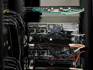 Серверный модуль APC KVM 2G HDMI с виртуальными медиа и CAC проводной Cat5e HDMI черный