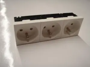 Bettermann M45 Trīskāršā elektrotīkla kontaktligzda 16A Balta 6120192