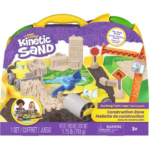 Spinmaster Kinetic Sand Строительная зона Игровой наборы с более чем 450г песка 2 игрушечными грузовиками краном кейсом для хранения для детей от 3 лет