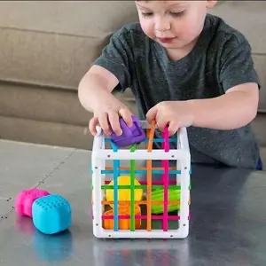 Fat Brain Toy Co. InnyBin Многоцветная детская игрушка с сенсорными фигурами и эластичным кубом для раннего развития и сортировки