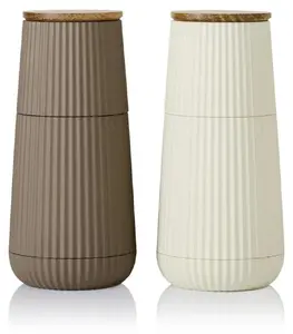 AdHoc SCAPE Sāls un piparu dzirnaviņu komplekts 2 gab. Augstums 12.3 cm Diametrs 5.8 cm Smilšu krāsas kremkrāsas Ozolkoks Plastmasa
