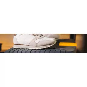Non-slip footboard.