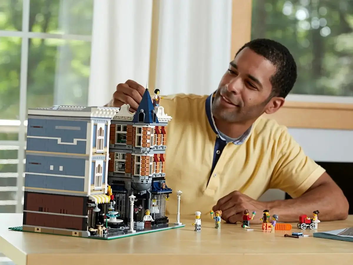 LEGO Creator Expert Assembly Square 10255 Building Set Photo 7