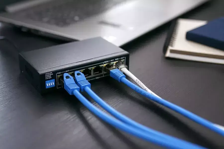 Switch Extralink KRIOS 4x Gigabit PoE/PoE+ 2x RJ45 Uplink Photo 2