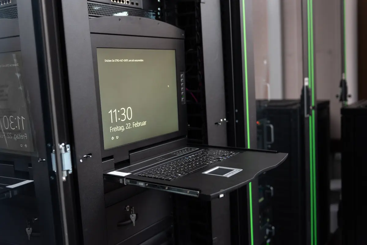 Digitus 19" LCD KVM Console DS-72211-2US Photo 4