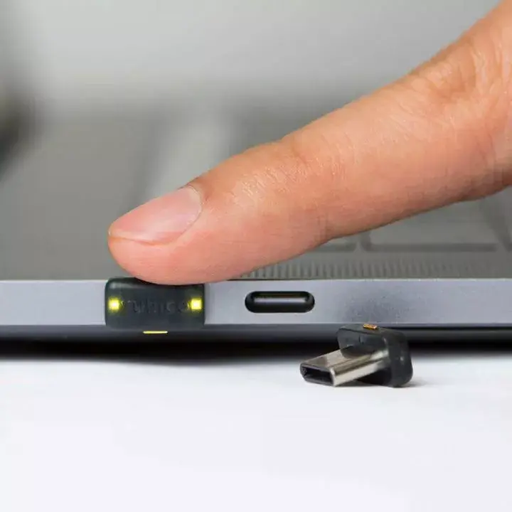 Ключ безопасности Yubico YubiKey 5C Nano Photo 3