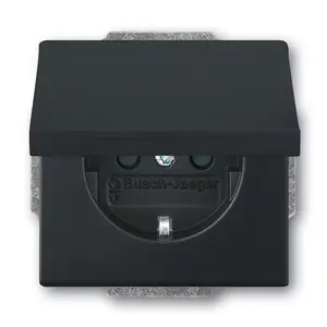 Sienas kontaktligzda CEE 7/3 2P+E 16A 250V — Busch-Jaeger 2018-0-1495, melna, plastmasas korpuss, 63×46 mm