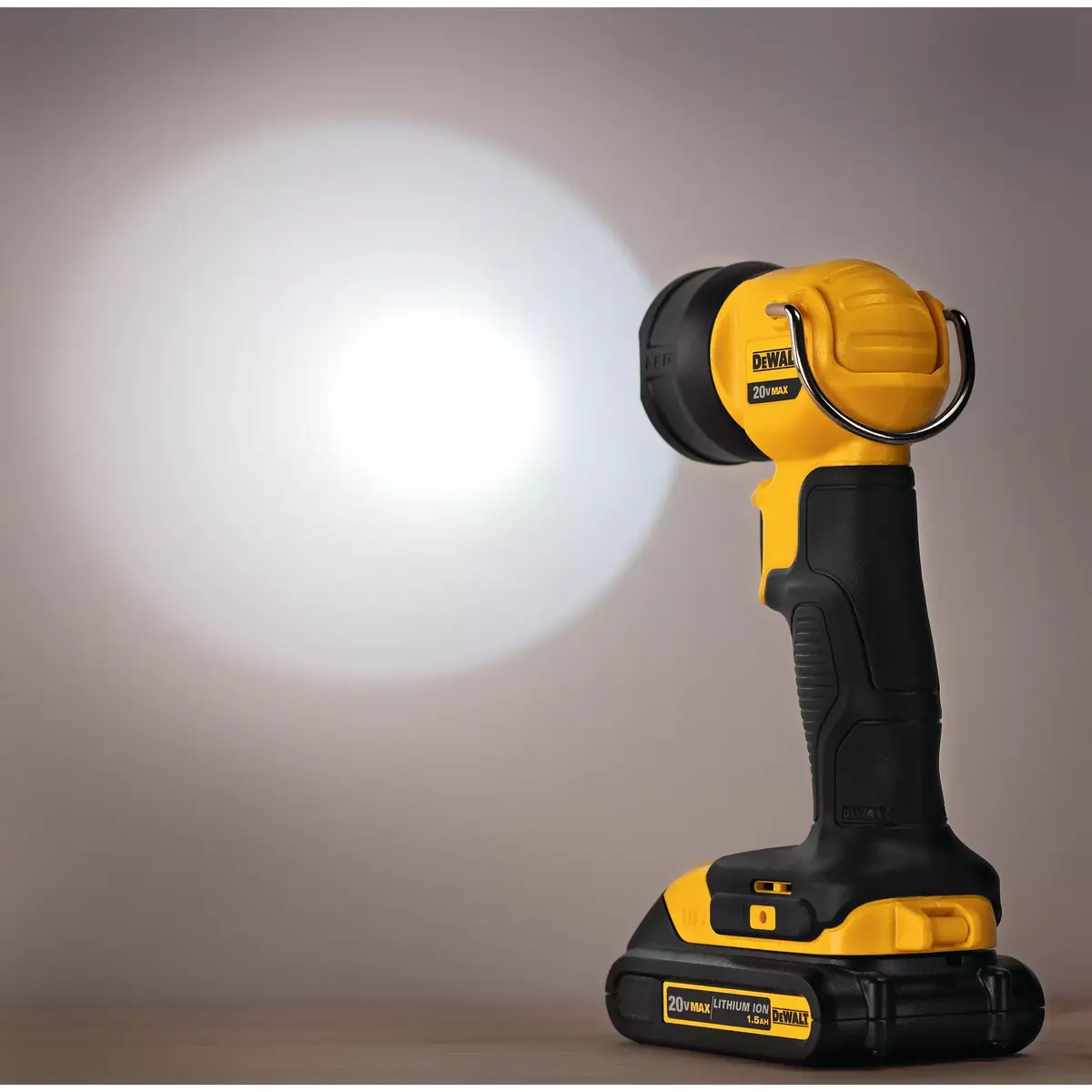Напольный прожектор DeWalt DCL040 Photo 3