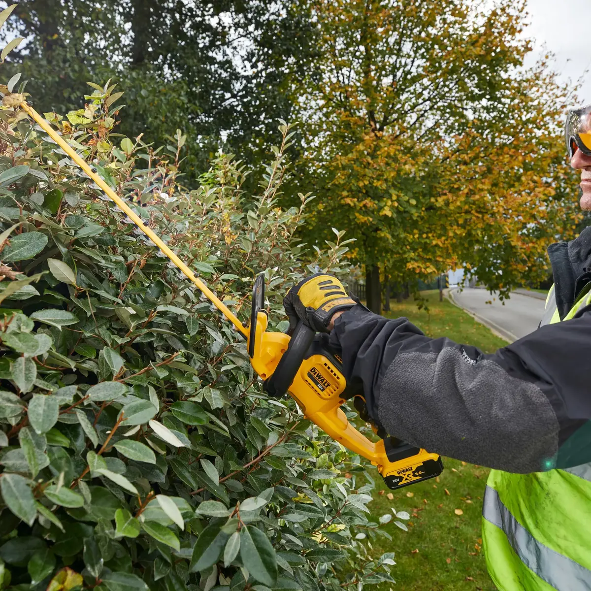 Power hedge trimmer DeWALT DCM563P1-QW Photo 4