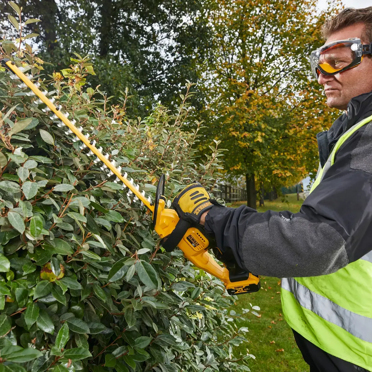 Power hedge trimmer DeWALT DCM563P1-QW Photo 5