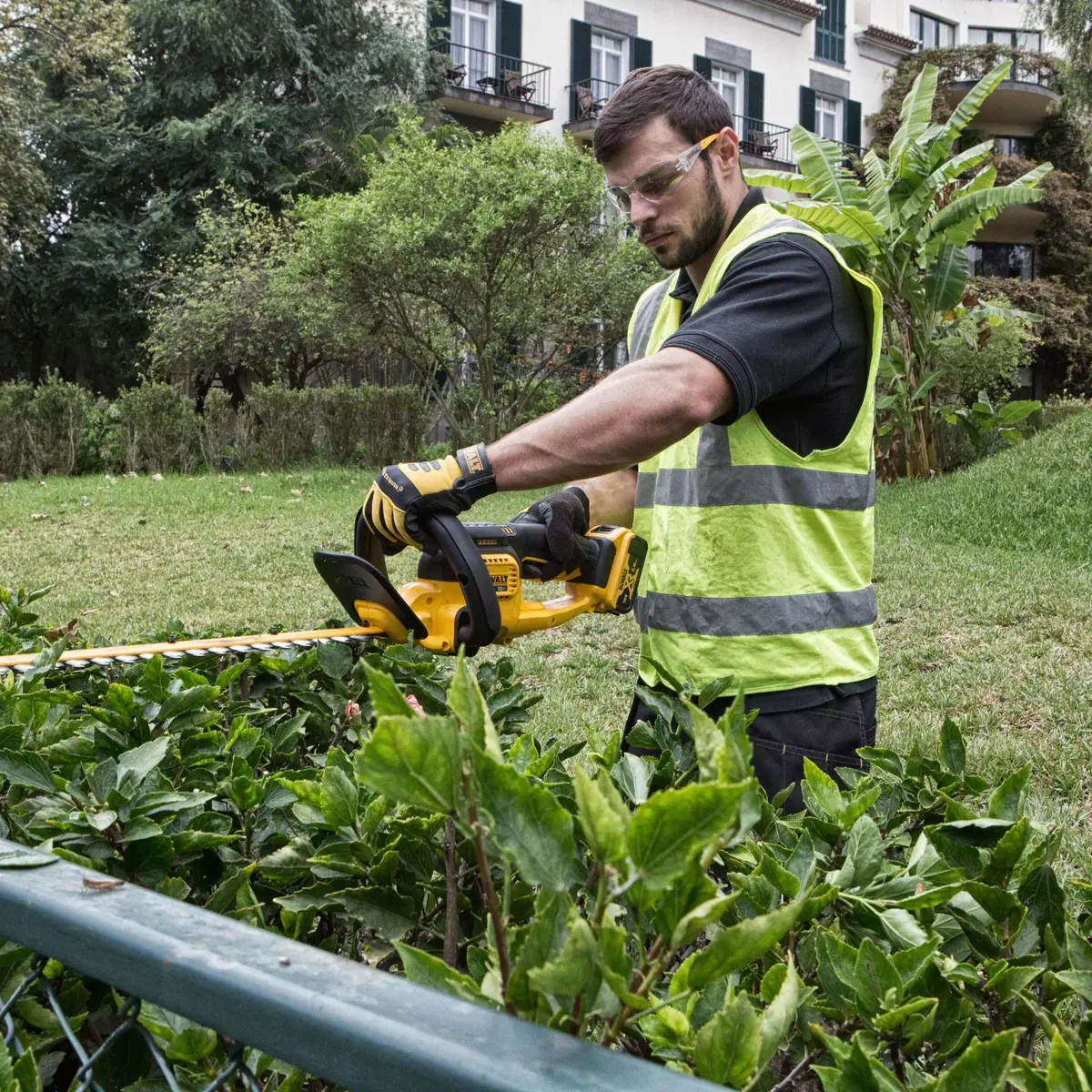Power hedge trimmer DeWALT DCM563P1-QW Photo 6
