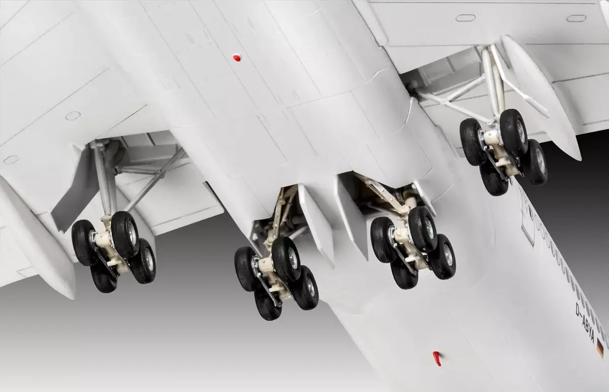 Lidmašīna Revell Boeing 747-8 Lufthansa Jaunā krāsojumā Photo 5