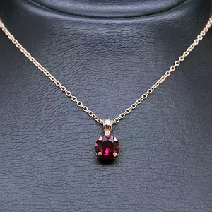Kulons "Junona (Ruby)" ar Swarovski™ kristāliem