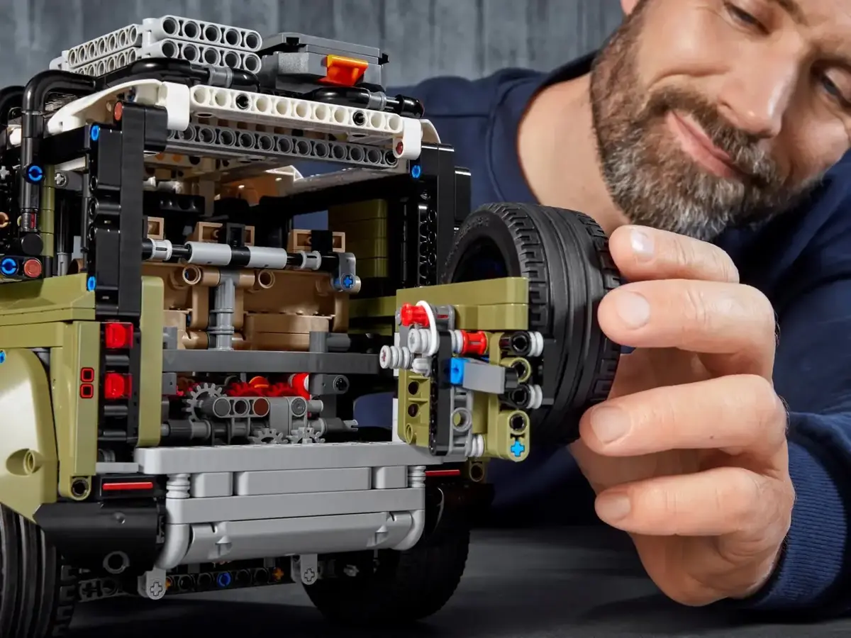 LEGO Technic Land Rover Defender 42110 Photo 6