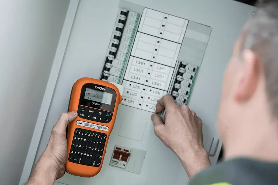 Принтер этикеток Brother PT-E110VP Photo 6