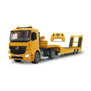 Грузовик на дороге Jamara Mercedes Arocs с плоской платформой