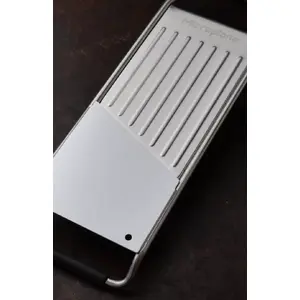 Слайсер Microplane 45044 ручной, корпус из нержавеющей стали, черные элементы, 315×78×30 мм