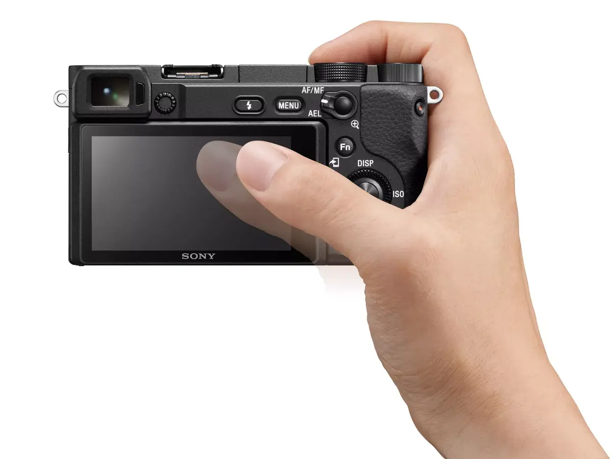 Camera Sony α 6400 + SEL18135 Photo 14