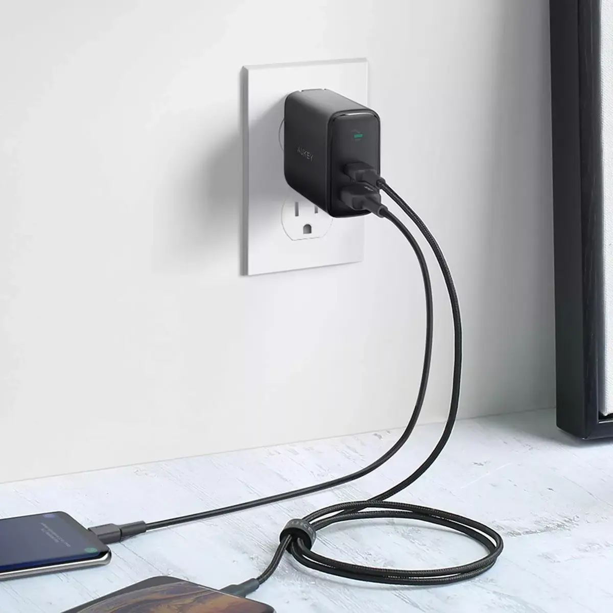 AUKEY Focus Duo Charger Photo 2