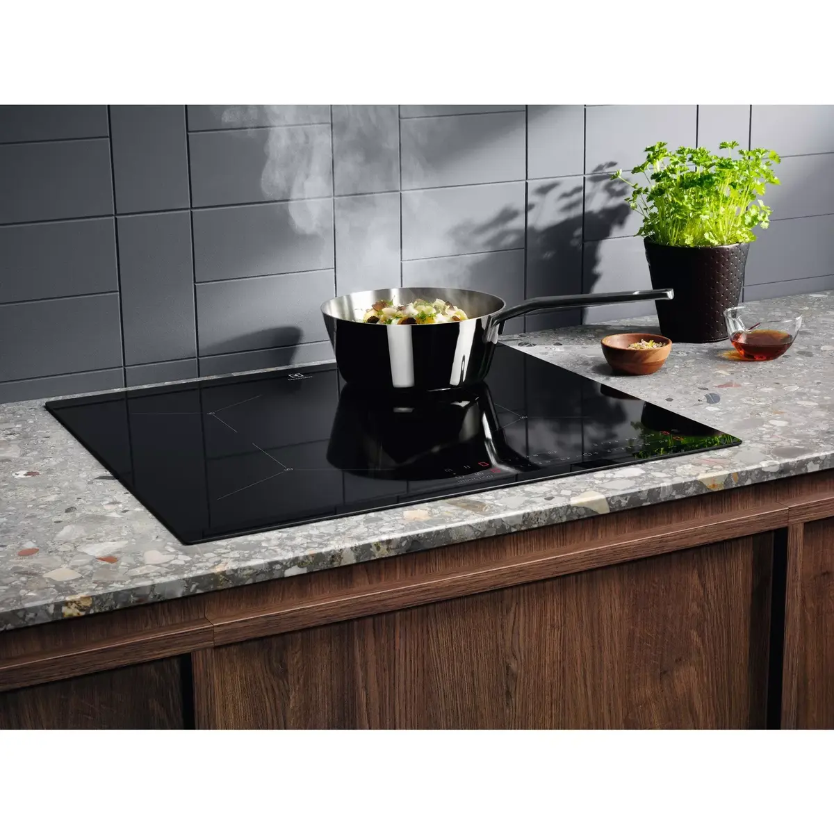 Iebūvējamā indukcijas plīts virsma Electrolux EIS62443 Photo 4