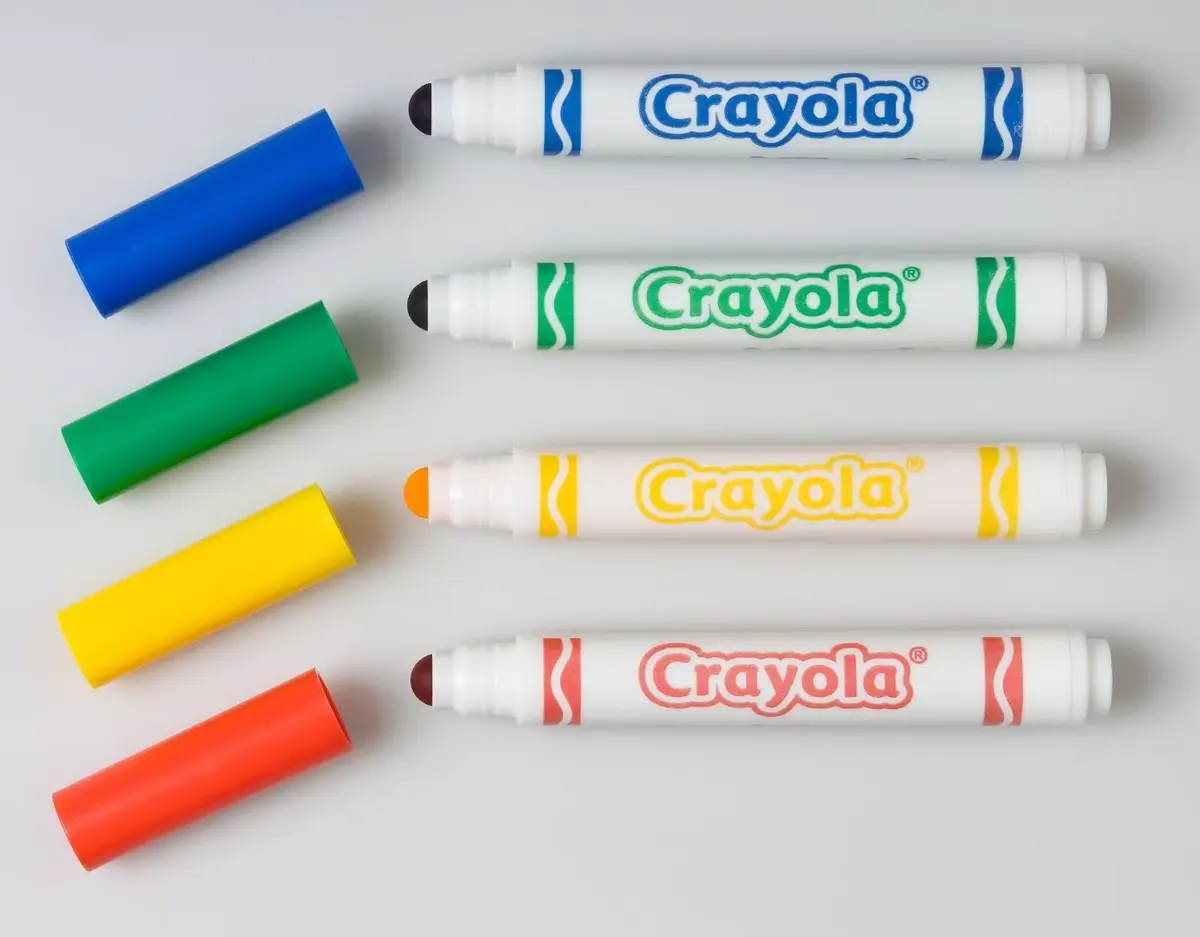 Crayola VIVID 03.8324R Drawing Set Photo 2