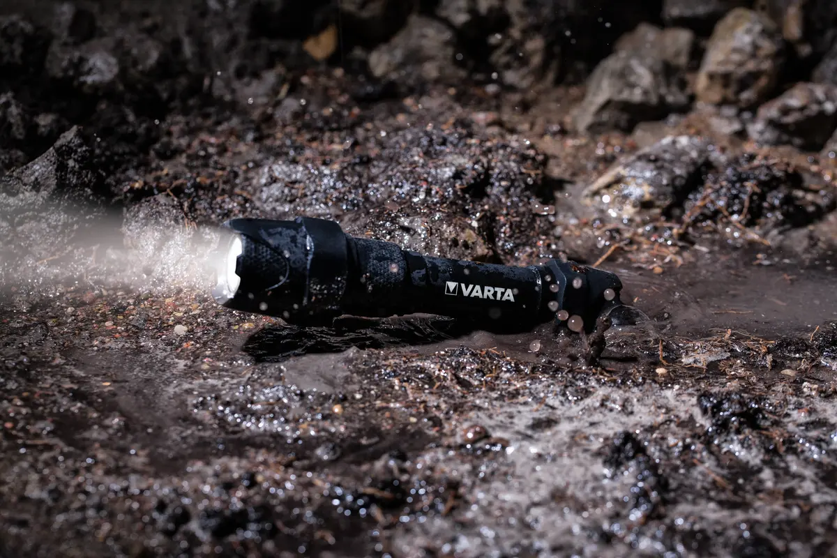 Ручной фонарь Varta Indestructible F20 Pro Photo 8