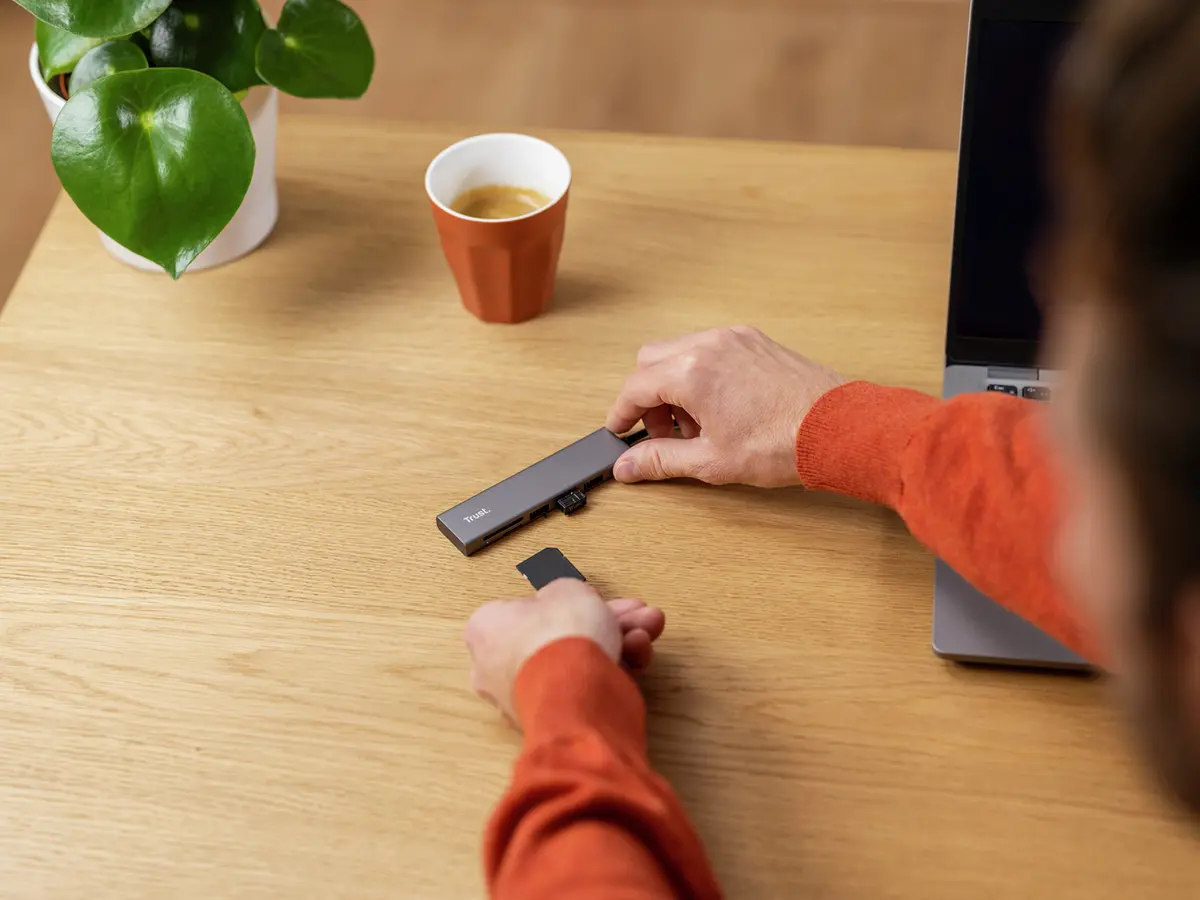 Trust Halyx USB-C Hub and Card Reader Photo 12