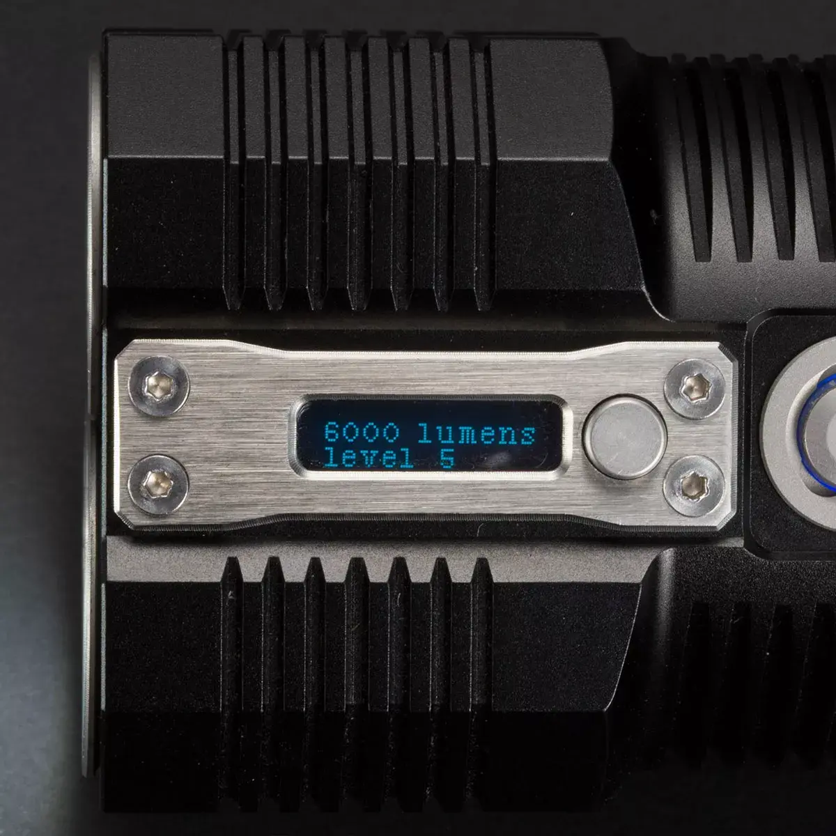 Nitecore TM28 hand flashlight Photo 4