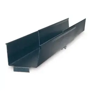 Kabeļu kaste APC AR8008BLK — metāla skapja kabeļu organizators, platums 66 mm, dziļums 47 cm, augstums 51 mm, melns