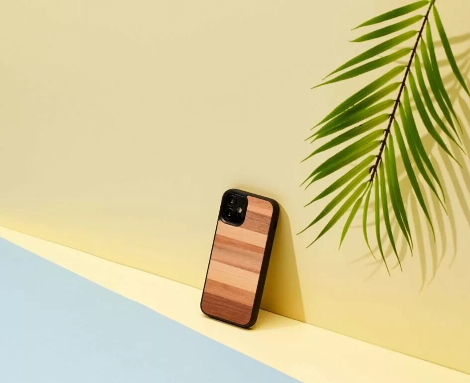 man and wood iPhone 12 mini case — black Photo 3